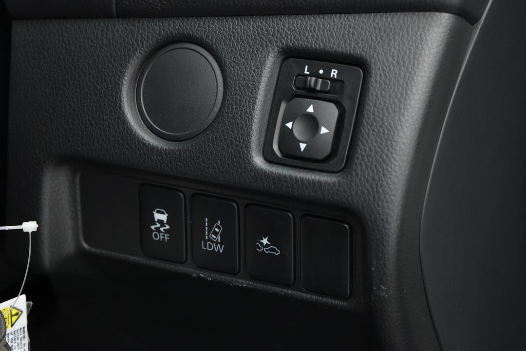 2023 Mitsubishi Triton Glx+ (4x4), Automatic, 23761 km, Drivers Side Adjustment Panel