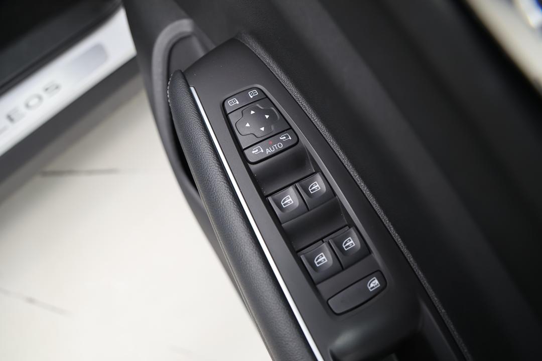 2023 Renault Koleos Zen (4x2), Automatic, 55654 km, Right Side Front Door Cabin View