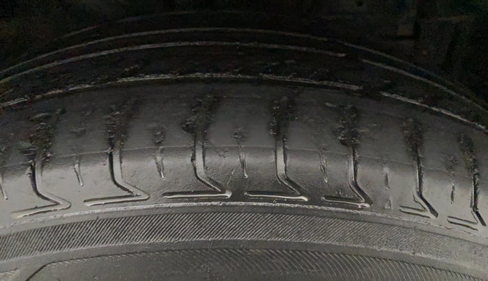 2016 Maruti Vitara Brezza VDI, Diesel, Manual, 76,928 km, Right Front Tyre Tread
