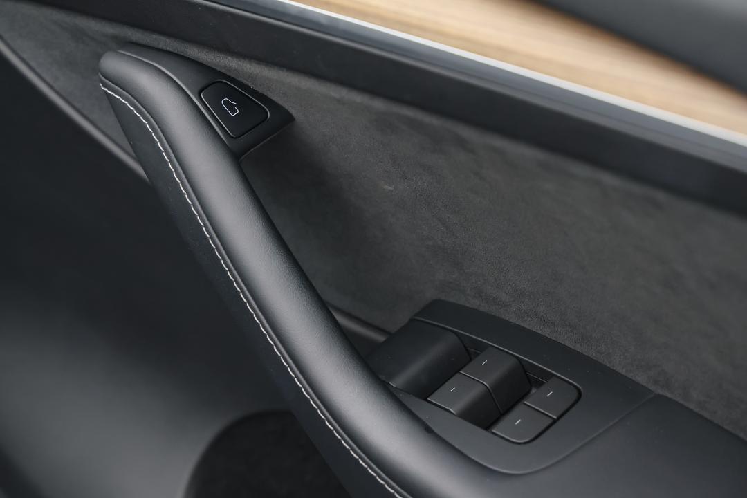2023 Tesla Model Y Rear-wheel Drive, Automatic, 48385 km, Drivers Side Door Panel Controls