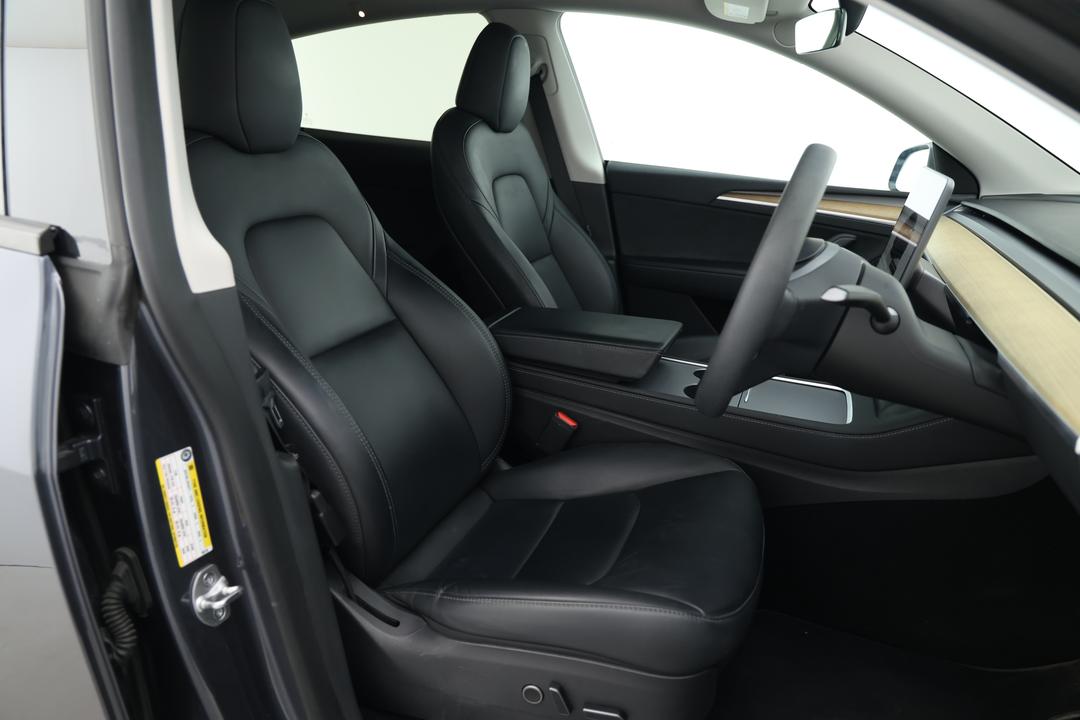 2023 Tesla Model Y Rear-wheel Drive, Automatic, 48385 km, Right Side Front Door Cabin View