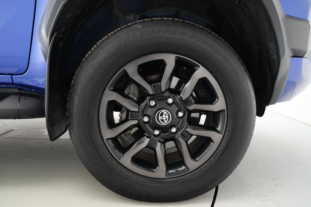 2022 Toyota Hilux Rogue (4x4), Automatic, 27945 km, Right Front Wheel