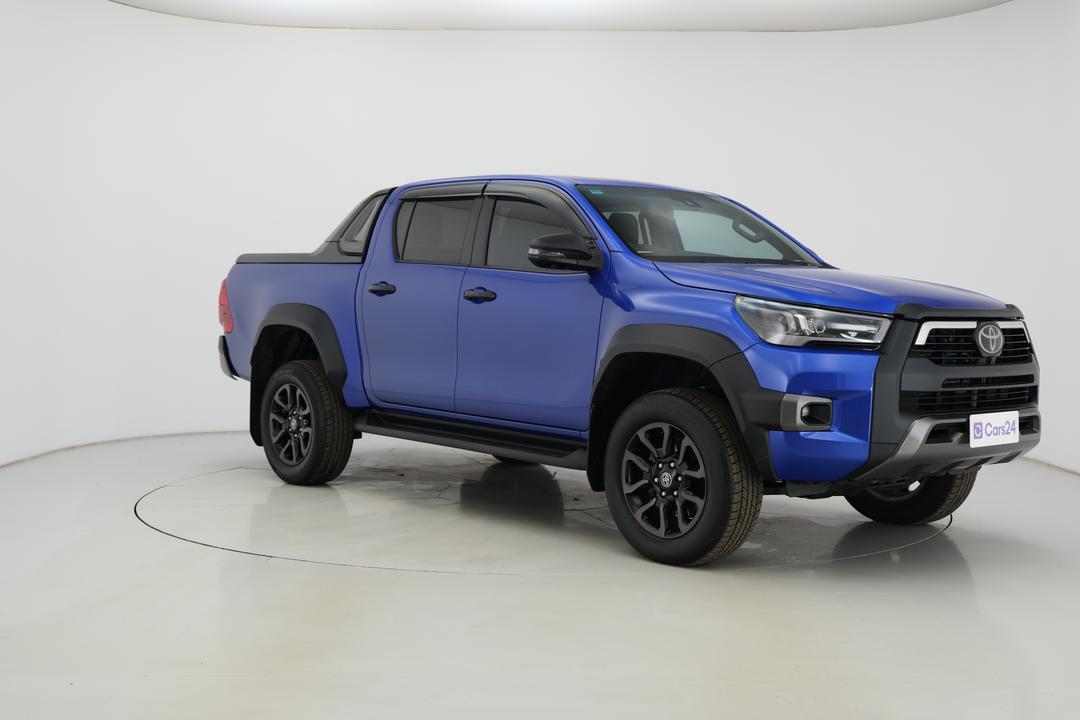2022 Toyota Hilux Rogue (4x4), Automatic, 27945 km, Right Front Diagonal (45- Degree) View