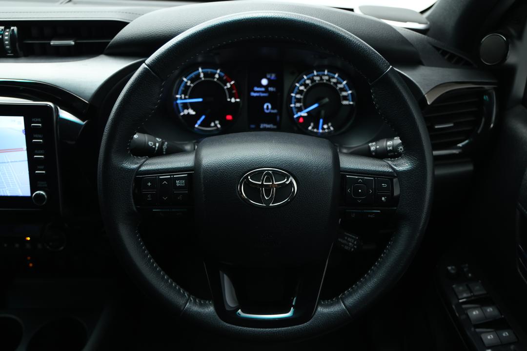 2022 Toyota Hilux Rogue (4x4), Automatic, 27945 km, Center Console