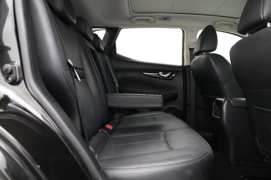 2017 Nissan Qashqai Ti, Automatic, 142633 km, Right Side Rear Door Cabin View