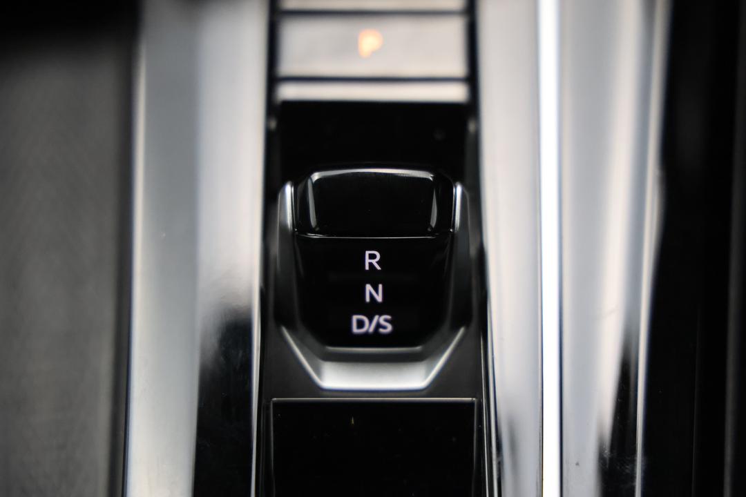 2024 Volkswagen Golf 110tsi R-line, Automatic, 31996 km, Center Console