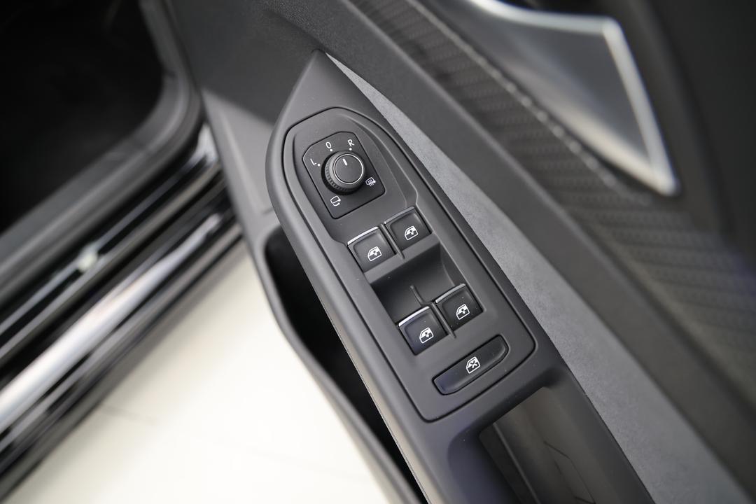 2024 Volkswagen Golf 110tsi R-line, Automatic, 31996 km, Right Side Front Door Cabin View