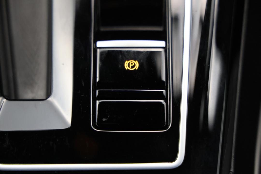 2024 Volkswagen Golf 110tsi R-line, Automatic, 31996 km, Steering Wheel Close-up