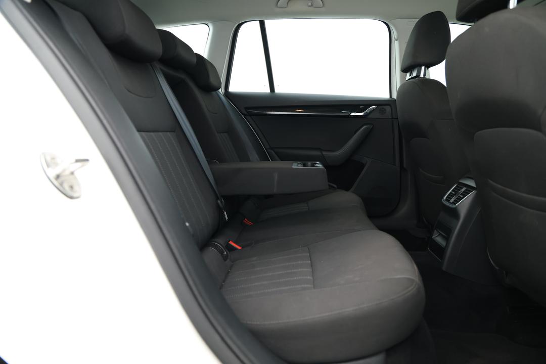 2019 SKODA Octavia 110 Tsi, Automatic, 90485 km, Right Side Rear Door Cabin View