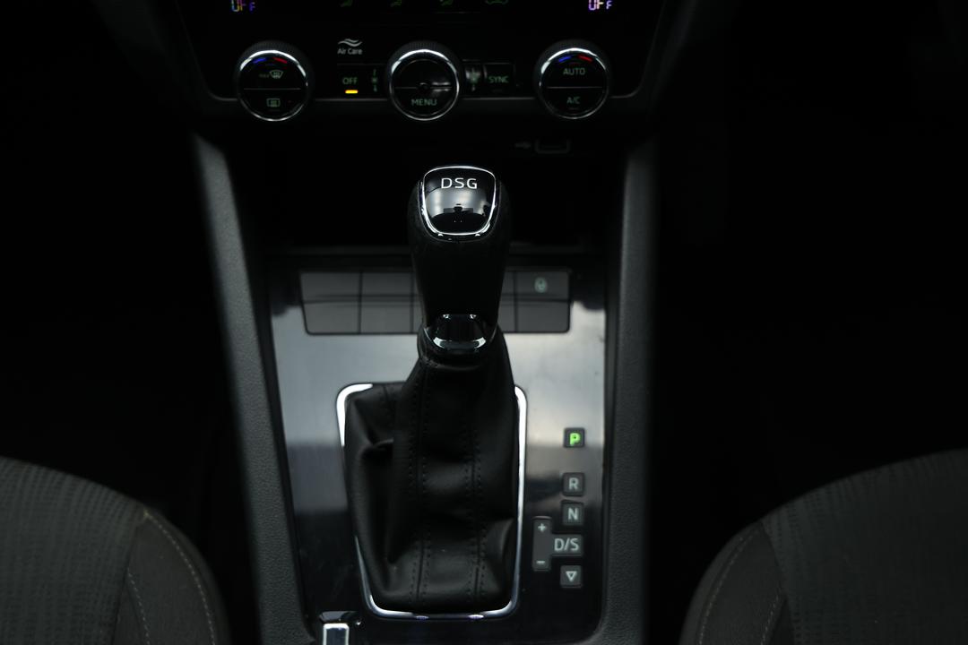 2019 SKODA Octavia 110 Tsi, Automatic, 90485 km, Gear Lever 