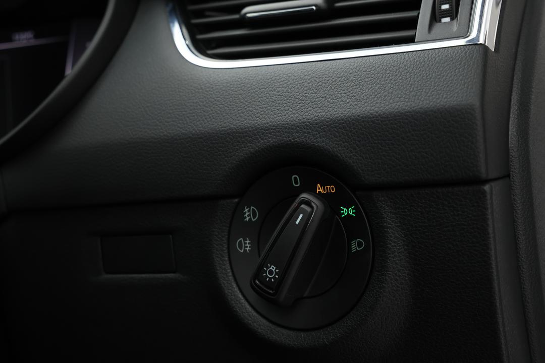2019 SKODA Octavia 110 Tsi, Automatic, 90485 km, Utility Switches/Buttons