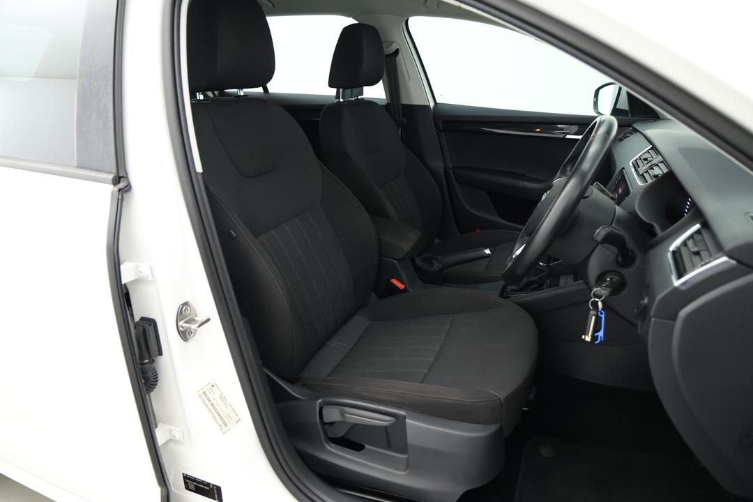 2019 SKODA Octavia 110 Tsi, Automatic, 90485 km, Right Side Front Door Cabin View