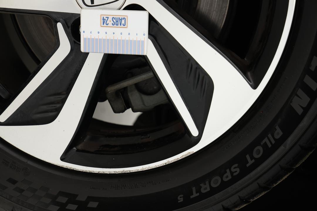 2016 Honda Odyssey Vti-l, Automatic, 81408 km, Wheels Rim Front LHS Gutter Rash