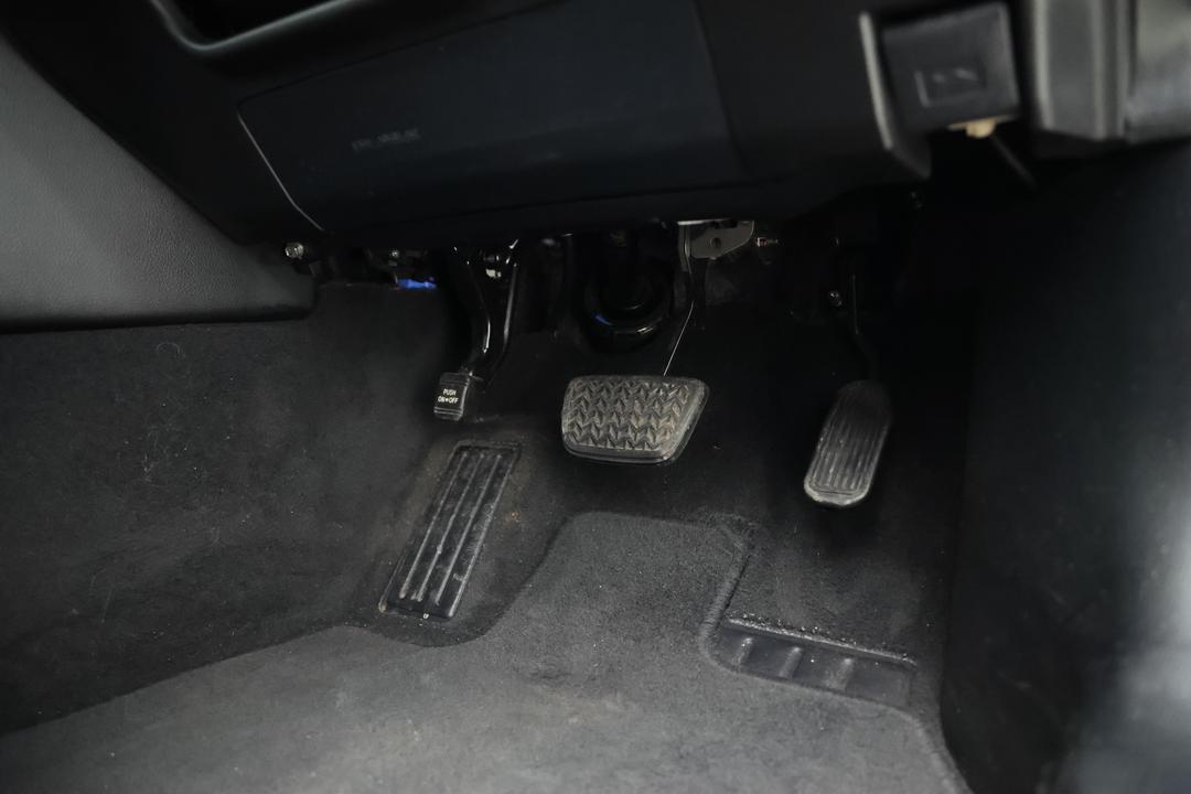 2017 Toyota Camry Rz S.e., Automatic, 63569 km, Pedals and Footmat