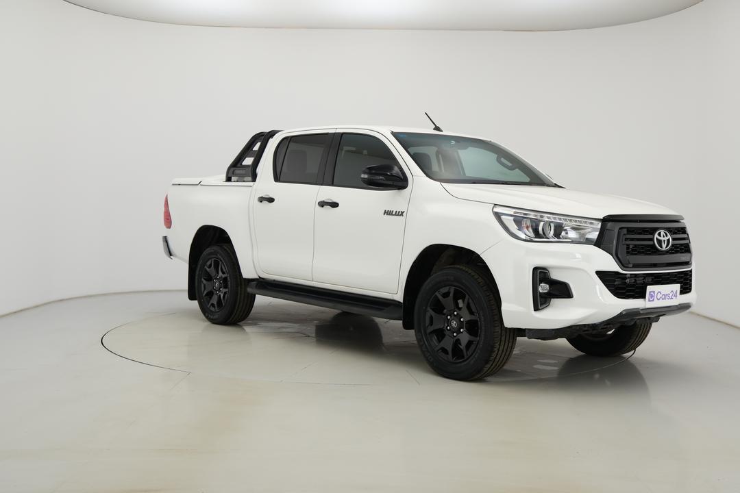 2018 Toyota Hilux Rogue (4x4), Automatic, 139684 km, Right Front Diagonal (45- Degree) View