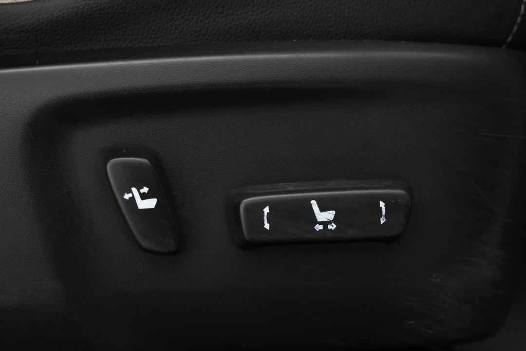 2018 Toyota Hilux Rogue (4x4), Automatic, 139684 km, Drivers Side Adjustment Panel