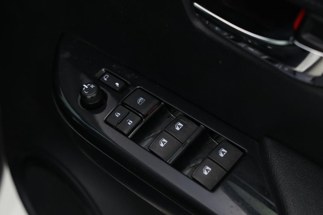 2018 Toyota Hilux Rogue (4x4), Automatic, 139684 km, Drivers Side Door Panel Controls
