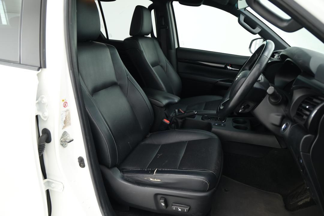 2018 Toyota Hilux Rogue (4x4), Automatic, 139684 km, Right Side Front Door Cabin View