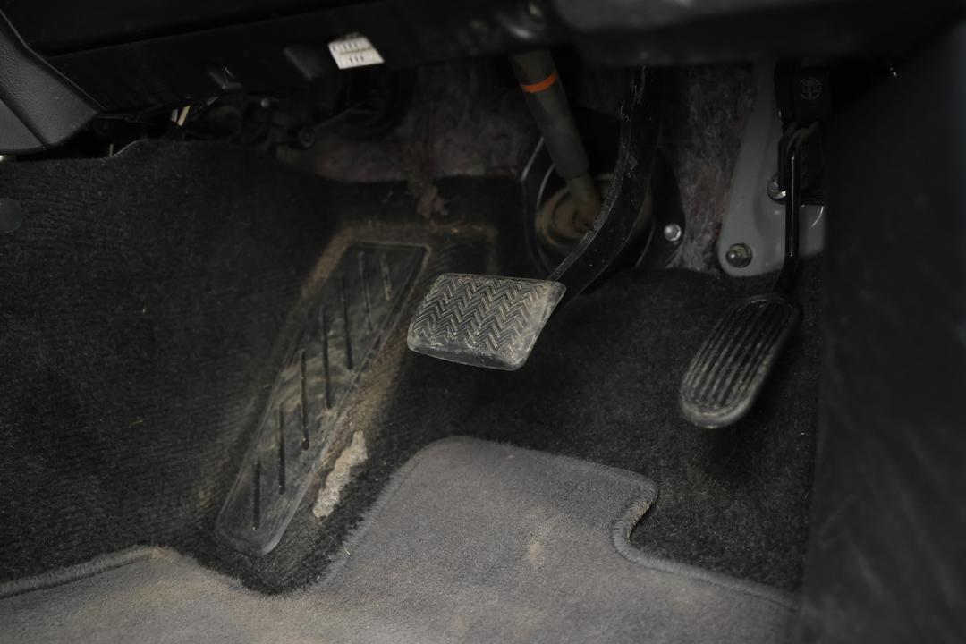 2018 Toyota Hilux Rogue (4x4), Automatic, 139684 km, Pedals and Footmat