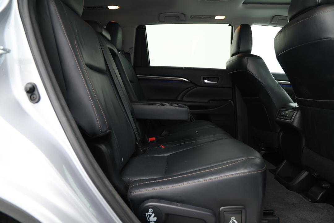2016 Toyota Kluger Grande (4x4), Automatic, 121642 km, Right Side Rear Door Cabin View