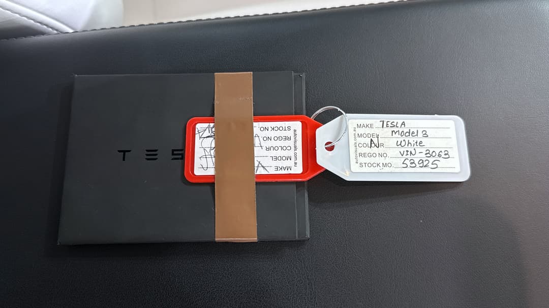 2022 Tesla Model 3 Long Range, Automatic, 33652 km, Key Close-up
