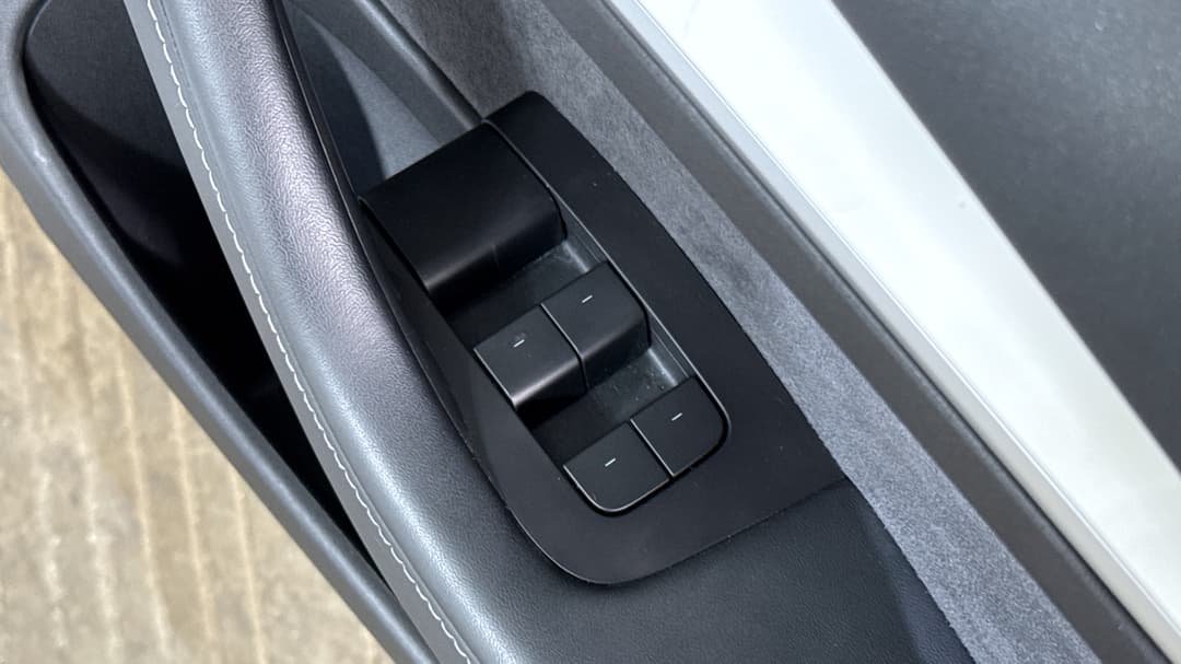 2022 Tesla Model 3 Long Range, Automatic, 33652 km, Drivers Side Door Panel Controls