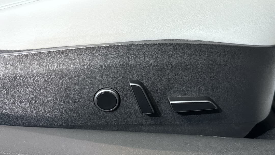 2022 Tesla Model 3 Long Range, Automatic, 33652 km, Drivers Side Adjustment Panel