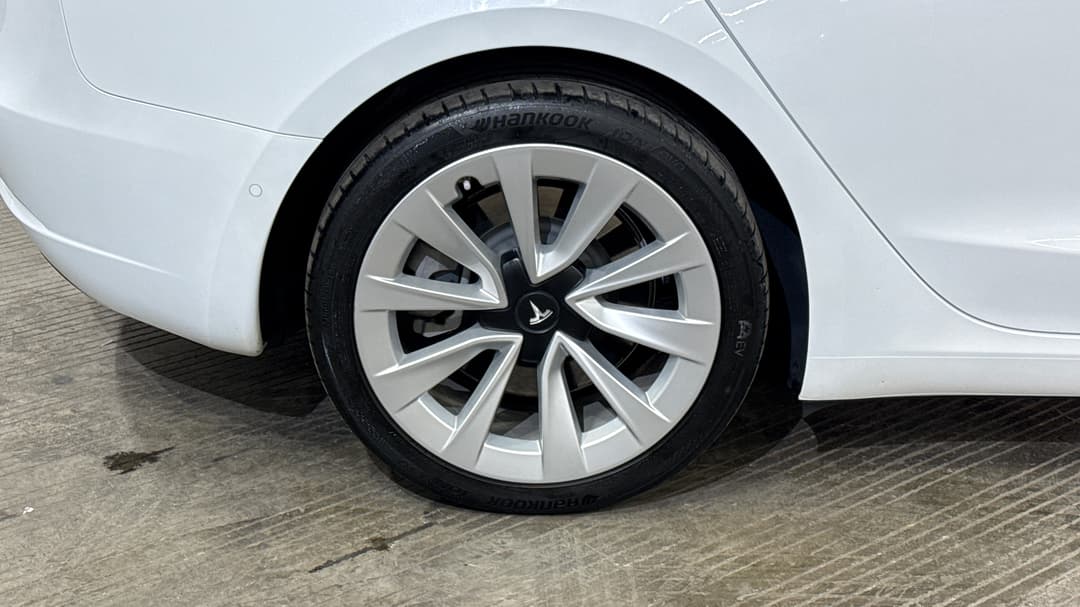 2022 Tesla Model 3 Long Range, Automatic, 33652 km, Right Rear Wheel