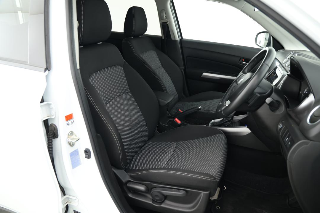 2024 Suzuki Vitara Turbo, Automatic, 34454 km, Right Side Front Door Cabin View