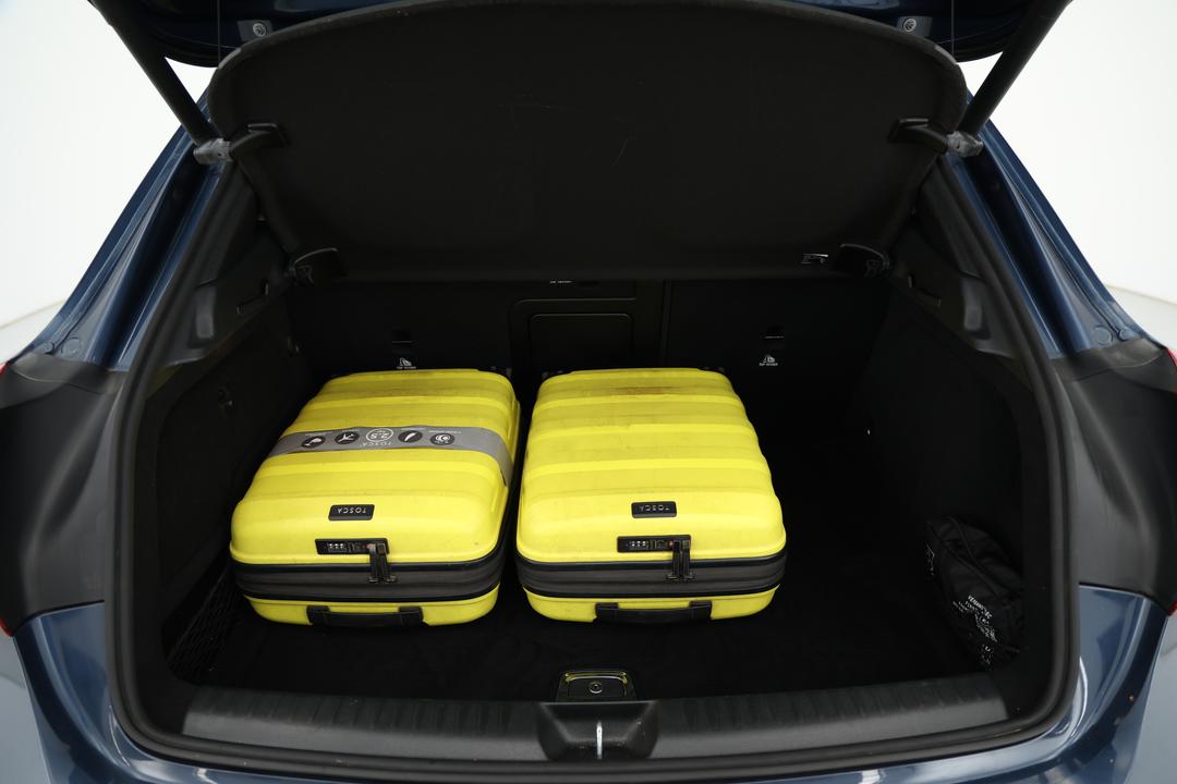 2019 Mercedes-benz GLA 180, Automatic, 71037 km, Boot Inside View with Luggage