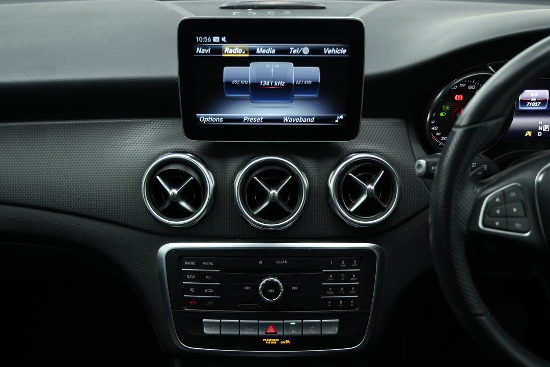 2019 Mercedes-benz GLA 180, Automatic, 71037 km, Center Console
