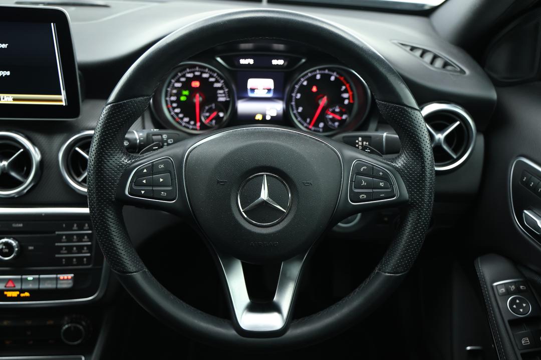 2019 Mercedes-benz GLA 180, Automatic, 71037 km, Steering Wheel Close-up