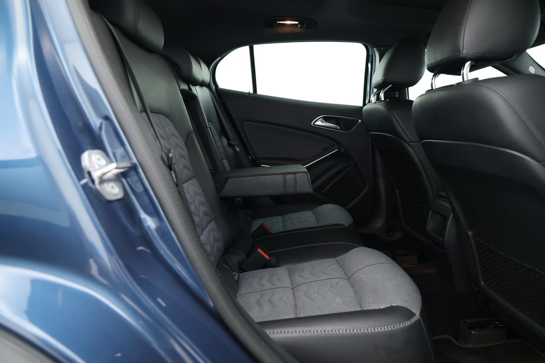 2019 Mercedes-benz GLA 180, Automatic, 71037 km, Right Side Rear Door Cabin View