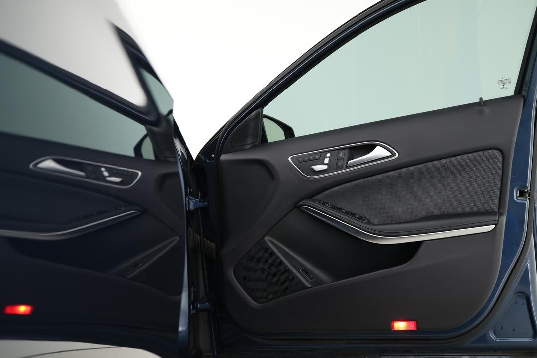 2019 Mercedes-benz GLA 180, Automatic, 71037 km, Drivers Side Door Panel Controls