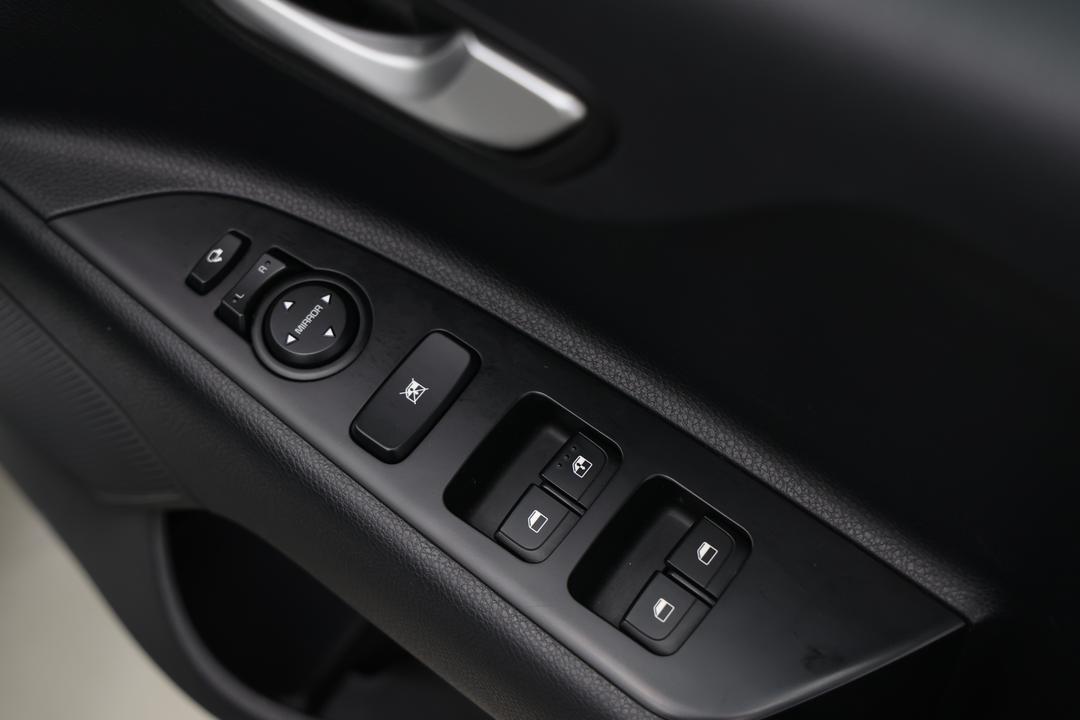 2022 Kia Stonic Sport, Automatic, 64001 km, Drivers Side Door Panel Controls