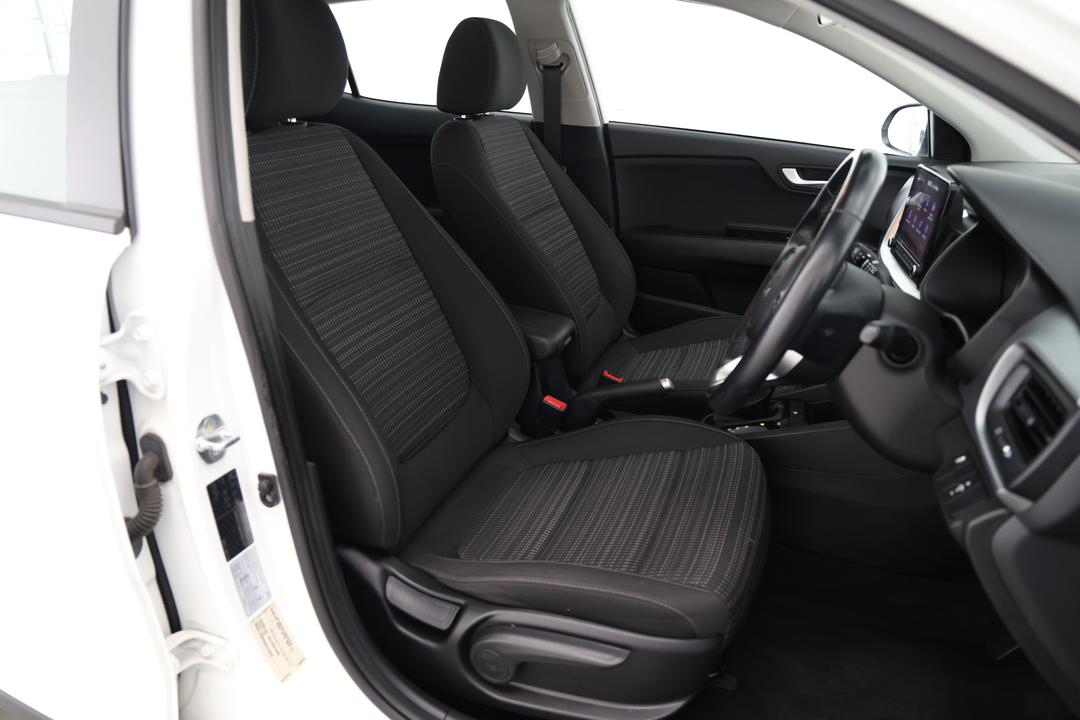 2022 Kia Stonic Sport, Automatic, 64001 km, Right Side Front Door Cabin View