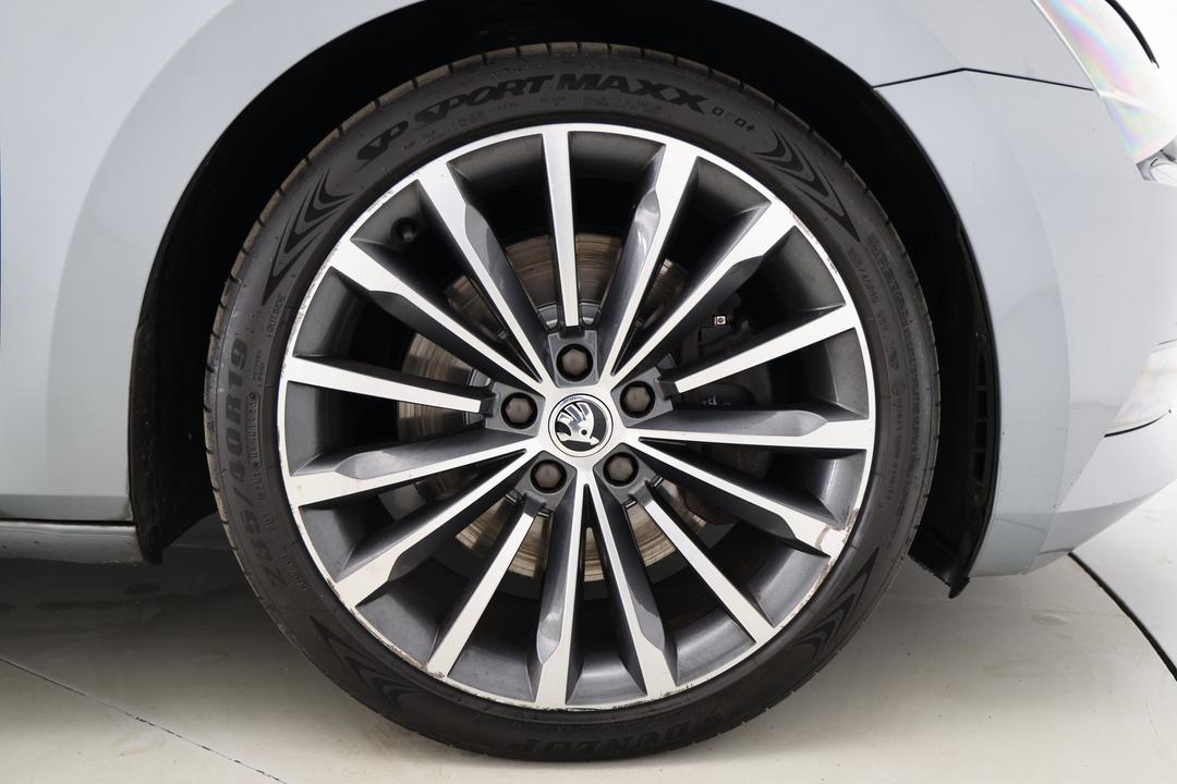 2016 SKODA Superb 206 Tsi (4x4), Automatic, 148823 km, Right Front Wheel