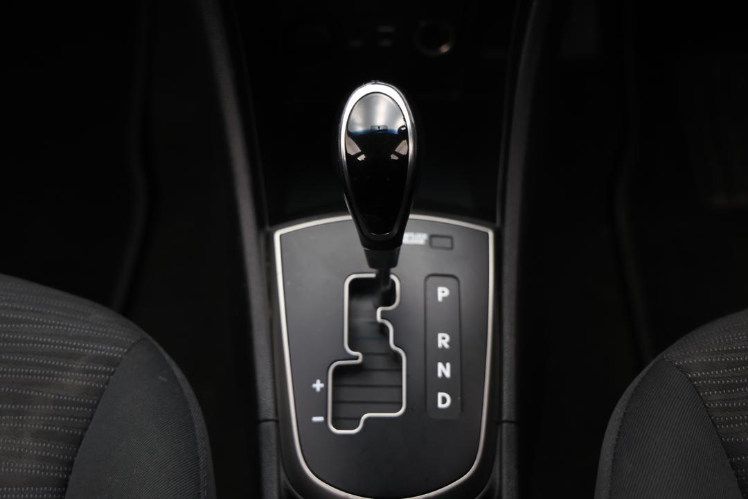 2017 Hyundai Accent Sport, Automatic, 163242 km, Gear Lever 