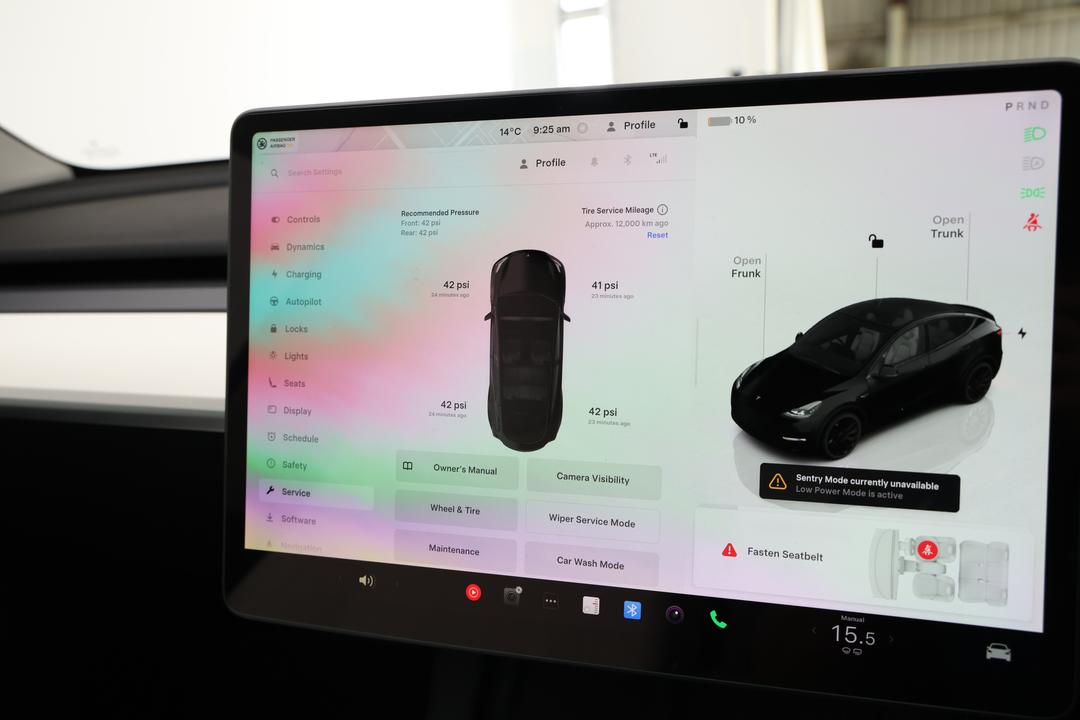 2023 Tesla Model Y Performance, Automatic, 25844 km, Drivers Side Door Panel Controls