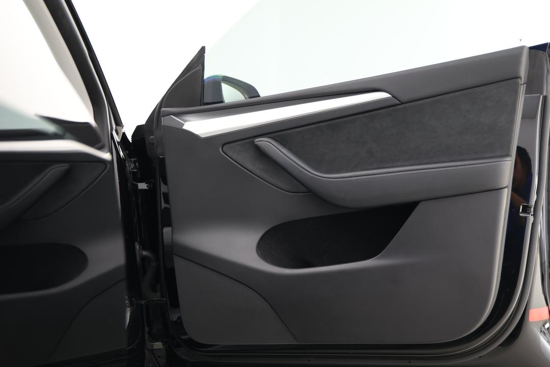 2023 Tesla Model Y Performance, Automatic, 25844 km, Right Side Front Door Cabin View