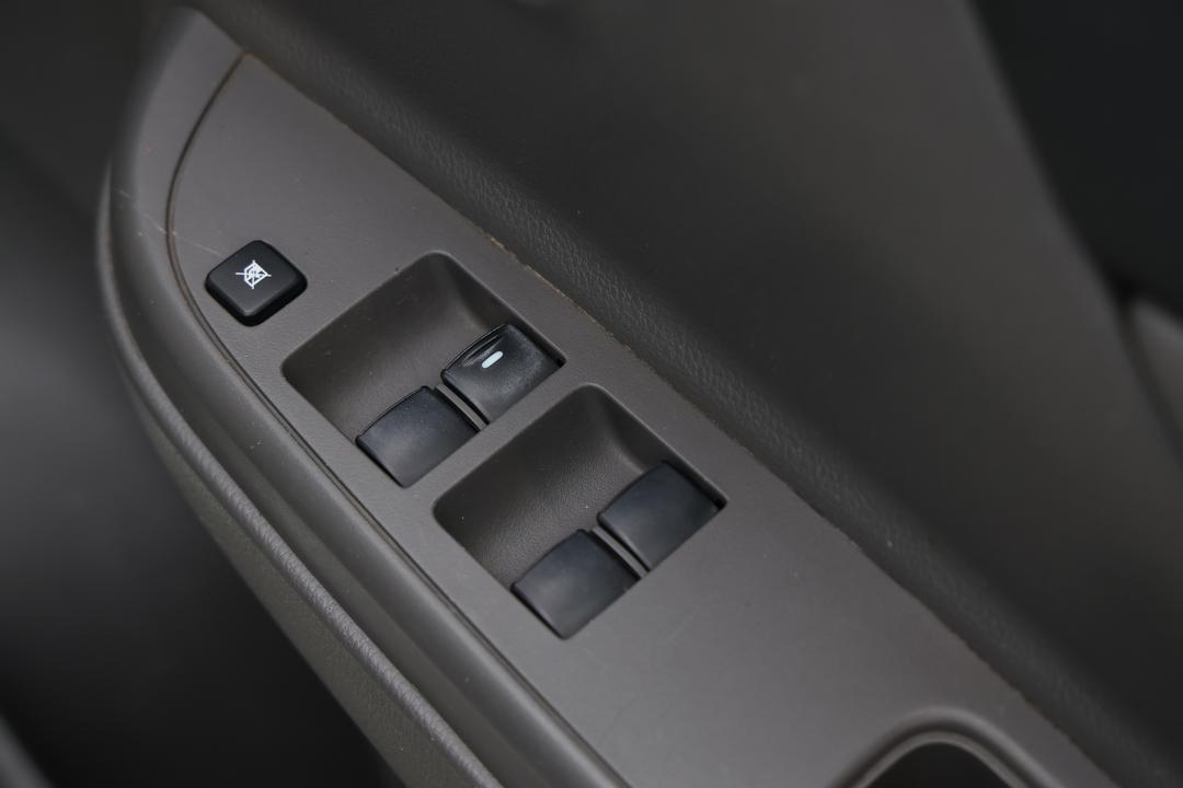 2018 Mitsubishi Triton Glx (4x4), Automatic, 102842 km, Drivers Side Adjustment Panel