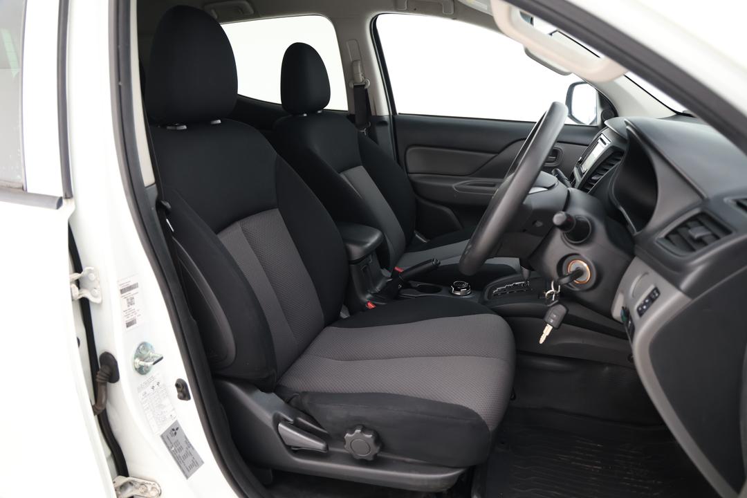 2018 Mitsubishi Triton Glx (4x4), Automatic, 102842 km, Pedals and Footmat
