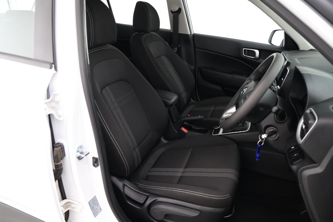 2025 Hyundai Venue Active, Automatic, 22789 km, Utility Switches/Buttons