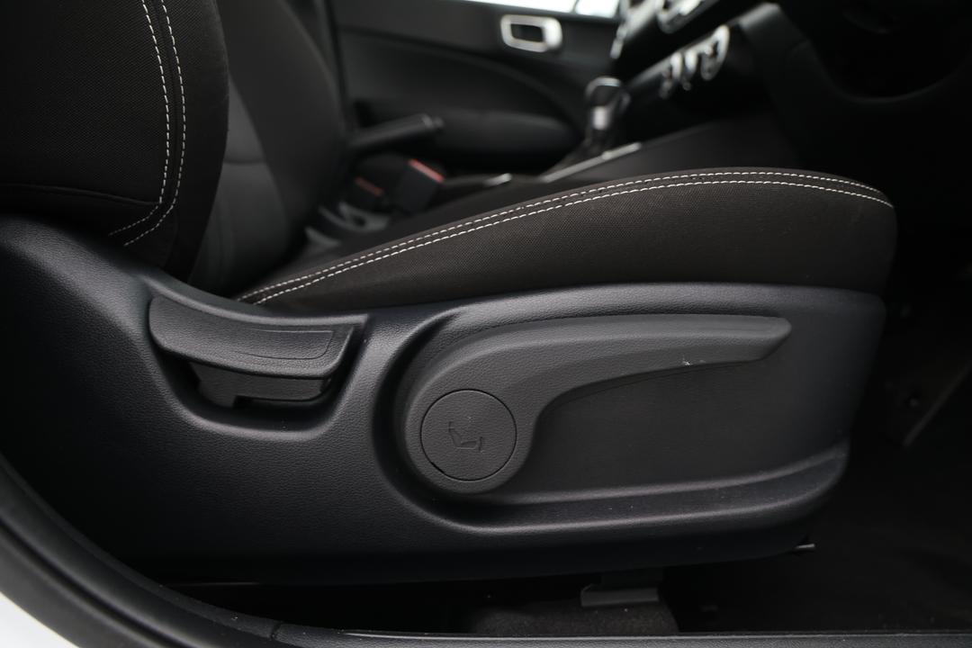 2025 Hyundai Venue Active, Automatic, 22789 km, Pedals and Footmat
