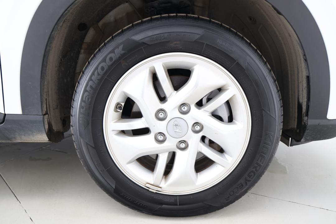 2025 Hyundai Venue Active, Automatic, 22789 km, Right Front Wheel