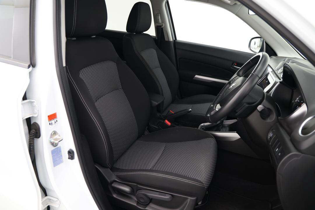 2024 Suzuki Vitara Turbo, Automatic, 34099 km, Right Side Front Door Cabin View