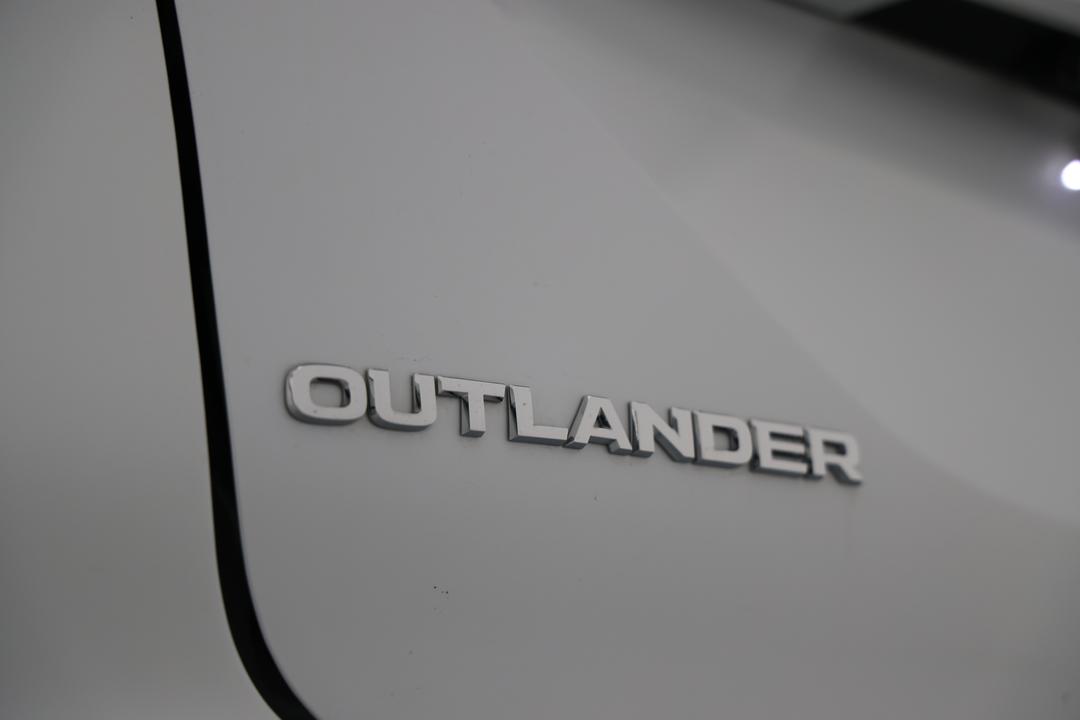 2024 Mitsubishi Outlander Es 5 Seat (2WD), Automatic, 26840 km, Badge (Boot Left Side)