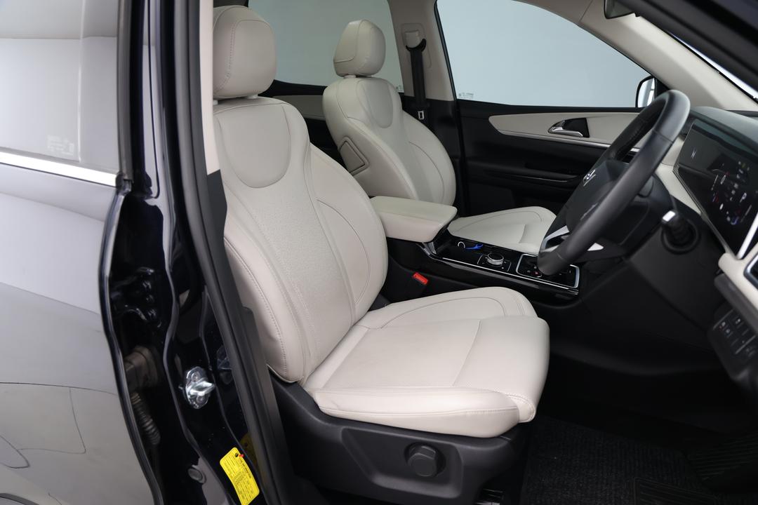 2024 Mahindra Xuv700 Ax7, Automatic, 35769 km, Right Side Front Door Cabin View