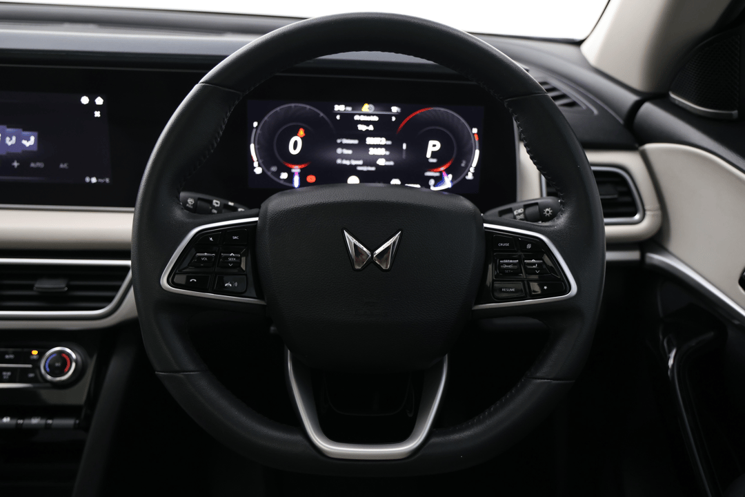 2024 Mahindra Xuv700 Ax7, Automatic, 35769 km, Steering Wheel Close-up