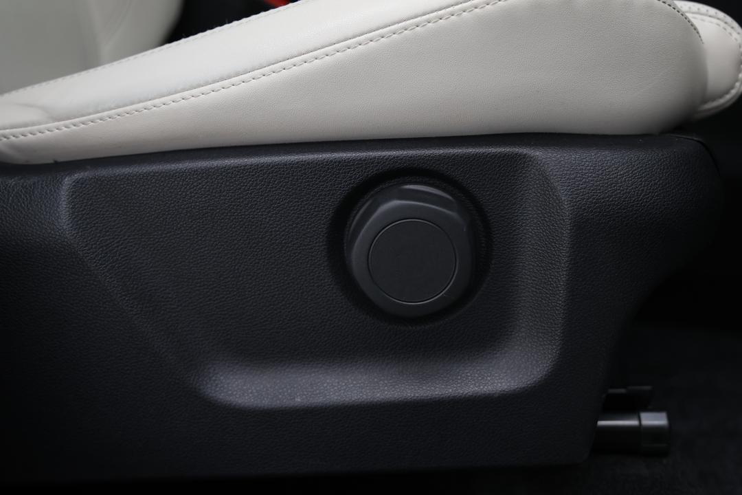 2024 Mahindra Xuv700 Ax7, Automatic, 35769 km, Drivers Side Adjustment Panel